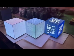 Exposição 5sides do cubo que mostra a placa do diodo emissor de luz Advertsing