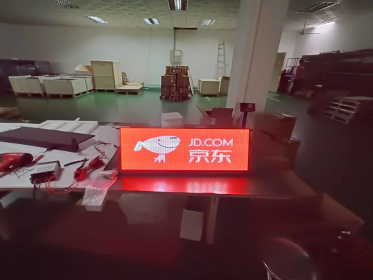 Exposição conduzida transparente do táxi para o vidro traseiro, anunciando a tela de Digitas da janela de carro