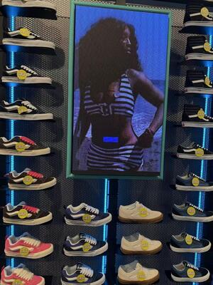 Letreiros de exibição LED para janelas externas com amplo ângulo de visão e estrutura de alumínio garantindo comunicação visual eficaz