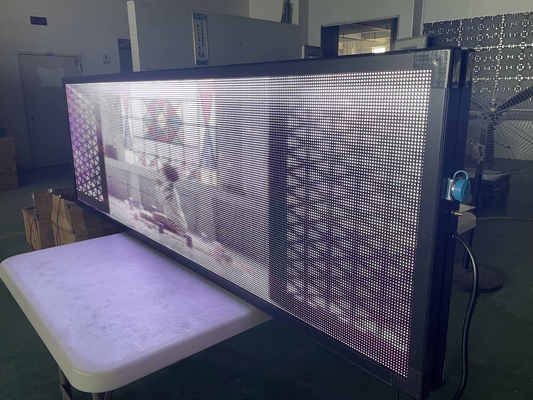 A instalação programável video 600w da janela da placa P10 do sinal do diodo emissor de luz